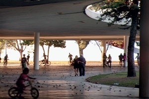 Stills do video da marquise do Parque do Ibirapuera. Otávio Cury / Mutantes Filmes, 2006