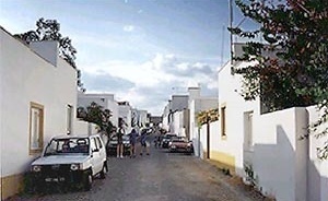 Fig.9 – Street in Malagueira<br />Foto JAZ, 1997 