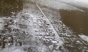 Avenida Brasil no final da década de 40: Maringá Velho em primeiro plano [ACIM, 2006]