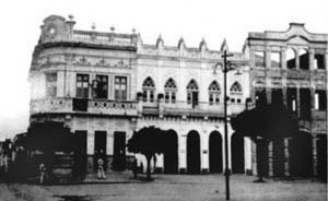 Conjunto de sobrados ecléticos na praça Epitácio Pessoa, atual rua Maciel Pinheiro (s/d) [Museu Histórico de Campina Grande]