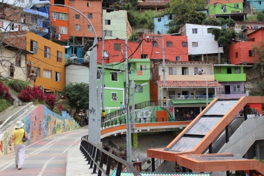 Escadas rolantes, intervenção urbana e arte social na Comunidad 13, San Javier<br />Foto Roberto Ghione 