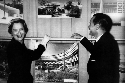 Affonso Eduardo Reidy na abertura da exposição sobre habitação popular em Nova York, em 1958 (p. 161).<br />Arquivo Carmem Portinho 