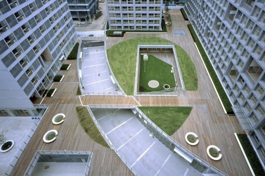Conjunto residencial Shinonome Canal Court Codan, Tóquio, Japão, 2003. Arquiteto Riken Yamamoto<br />Foto cortesia Tomio Ohashi  [Pritzker Prize]