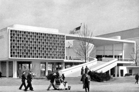 Pavilhão Brasileiro da Feira Mundial de Nova York. Arquitetos Lúcio Costa, Oscar Niemeyer e Paul Lester Wiener, 1939