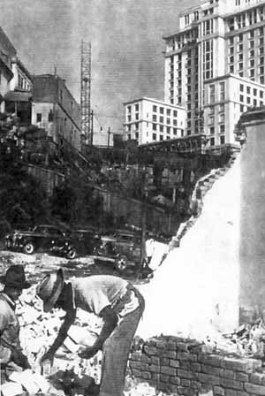 Demolição de construção para abertura da Avenida 23 de Maio, vendo-se ao fundo o Palácio Mauá, onde ficava a antiga sede da FIESP [BONDUKI, Nabil. Origens da habitação social no Brasil, p. 272]