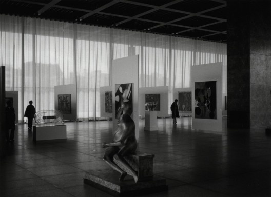 Exposição de arte na Neue Nationalgalerie nos anos 1970 com a cortina semitransparente em funcionamento para reduzir a iluminação<br />Foto/photo Friedrich Terveen, 17 fev. 1974  [Courtesy Landesarchiv Berlin]