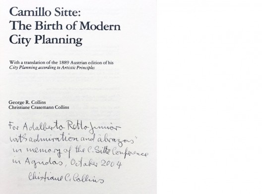 Boneco do livro <i>Camillo Sitte: The Birth of Modern City Planning</i>, de George R. Collins e Christiane Crasemann Collins<br />Foto divulgação 