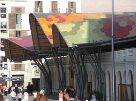La cubierta del Mercado de Santa Catarina en Barcelona, del estudio del desaparecido arquitecto Enric Miralles (1955-2000), con gran colorido y evidente “exceso de estructura”<br />Foto Humberto González Ortiz 