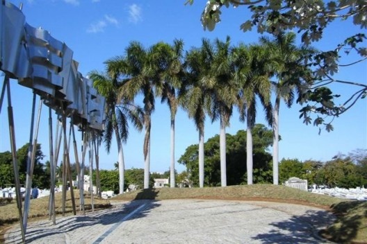 Plaza funeraria y tumbas de los Mártires del 13 de marzo de 1957, hay una alta significación simbólica en los árboles que la rodean<br />Foto Lohania Aruca 