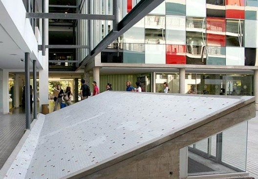 Faculdade de Arquitetura, Arte e Desenho da Universidade Diego Portales, Santiago do Chile. Arquiteto Ricardo Abuauad<br />Foto divulgação  [website UDP]
