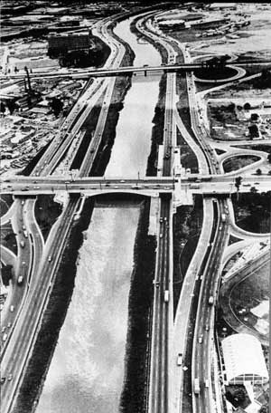 Vista aérea sobre as marginais do Tietê, na época de sua construção, junto à Ponte das Bandeiras (ao centro) [Agência Estado - in: REIS, Nestor Goulart. São Paulo: vila, cidade, metrópole]