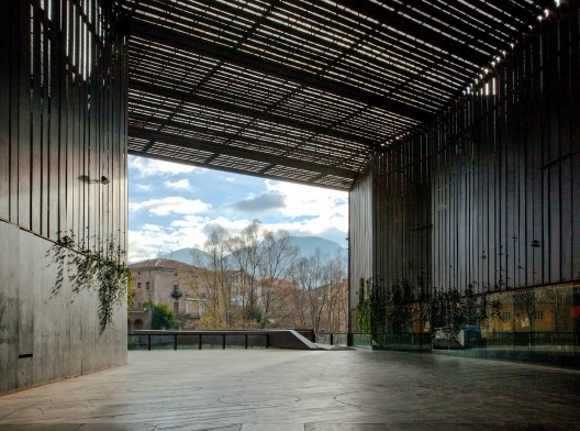 La Lira Theater Public Open Space, 2011, Ripoll, Girona, Spain, en collaboration con J. Puigcorbé<br />Fotografía Hisao Suzuki  [Website Pritzker Prize]