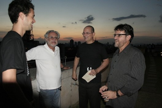Julio Mariutti, José Magalhães Jr., Abilio Guerra e Angelo Arruda, festa Vitruvius 10 anos, junho de 2010<br />Foto Thomas Bussius 