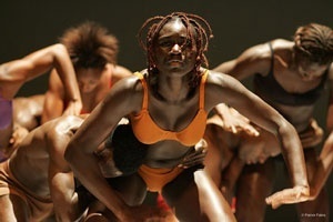 Figura 04 – Versão negra da Sagração da Primavera, na coreografia de Heddy Maalem (2005)<br />Foto Patrick Fabre  [Teatro Municipal de Faro]