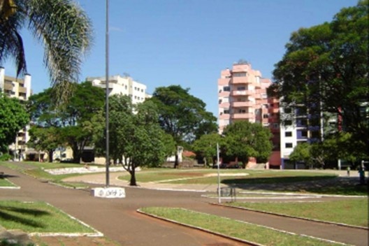 Fig. 10. Vista da praça Antônio Xavier, Passo Fundo<br />Foto Juan Mascaró  [Oliveira, Mascaró, 2007]