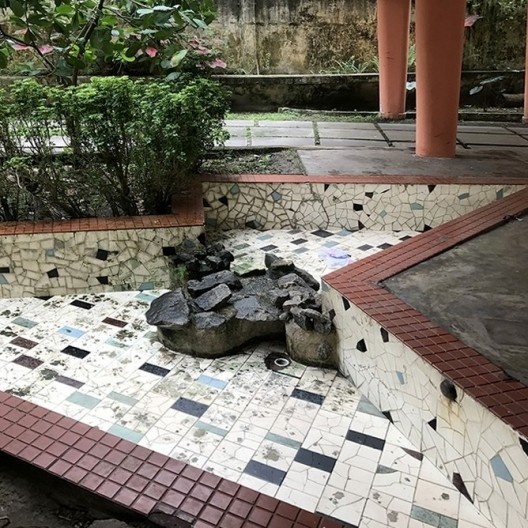 Piso em mosaico de azulejos no Edifício São Miguel<br />Foto Laura Costa, 2017 