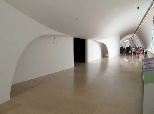 Museu do Amanhã, galeria lateral no pavimento superior, Rio de Janeiro. Arquiteto Santiago Calatrava<br />Foto Paulo Afonso Rheingantz 