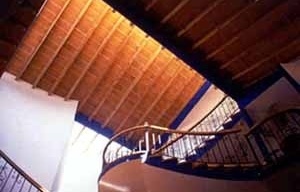 Casa habitación en Tepoztlán, Morelos. Cubierta de solera de barro rojo recocido (26x52x2 cm) y vigas de madera. Arq. A. R. Ponce