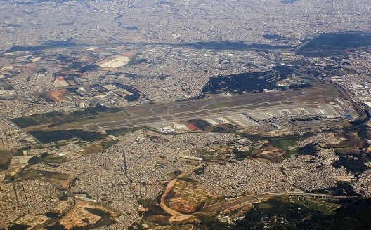 Vista aérea do Aeroporto Internacional de São Paulo, Guarulhos SP<br />Foto Alexandro Dias  [Wikimedia Commons]