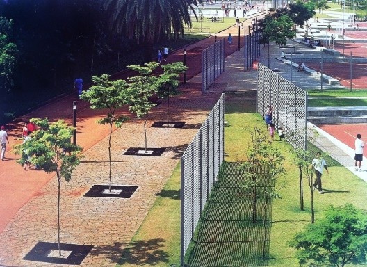 Biombos metálicos vazados protegem e organizam as atividades esportivas no Parque da Juventude em São Paulo. [divulgação]