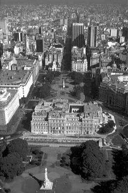 Buenos Aires, Avenida de Maio. Vista a partir do atual Congresso. Cartões Postais do Arquivo M.I.P.R. Reprodução parcial em preto e branco com fins estritamente culturais 