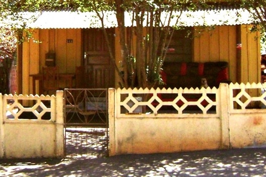 Ampliação do intervalo entre o espaço público e o privado: varanda voltada para rua como extensão da sala de estar em Iguaraçu/PR [Acervo das autoras, 2009]