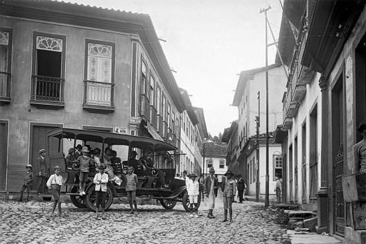 Autobonde na praça Antônio Eulálio, Diamantina, 1924<br />Foto Chichico Alkmim  [Acervo Instituto Moreira Salles]