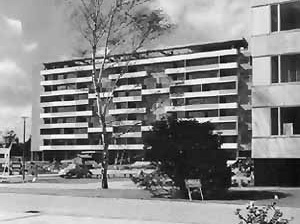 Bloco Habitacional no Hansa Viertel em Berlim, 1957 à direita o edifício de Alvar Aalto [Arquivo Pierre Vago]