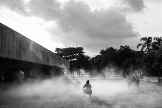 Instalação "No Ar", de Laura Vinci, MuBE, São Paulo, 2017<br />Foto Nelson Kon 