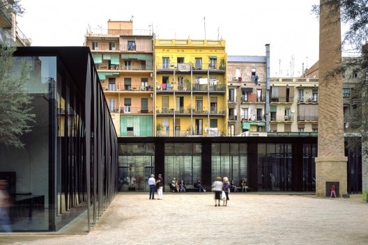 Biblioteca Sant Antoni – Joan Oliver, Centro de Idosos e Jardins Cándida Pérez, 2007, Barcelona, Espanha<br />Foto Hisao Suzuki 