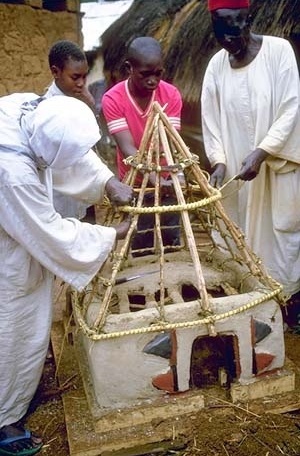 Figura 19 – Camerún. Construcción de modelos en mercado [http://whc.unesco.org]