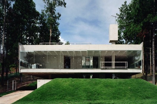 Casa Mariante, Aldeia da Serra, Barueri SP, 2001. Arquitetos Angelo Bucci, Fernando de Mello Franco, Marta Moreira, Milton Braga / MMBB Arquitetos<br />Foto Nelson Kon 