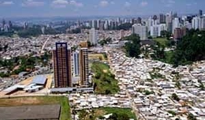 O território fragmentado e mutante de São Paulo em quatro momentos. Momento 2: os incríveis contrastes presentes no uso do mesmo solo (Morumbi)<br />Foto Nelson Kon 