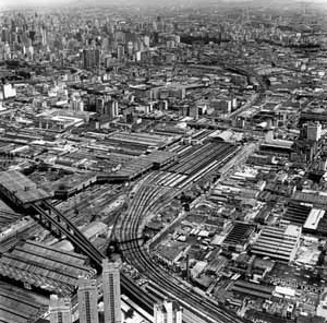 Wastelands at the railroad axis in central area Sao Paulo. 60% of Brás – an old industrial neighbourhood – is estimated empty or under-used<br />Foto Nelson Kon 