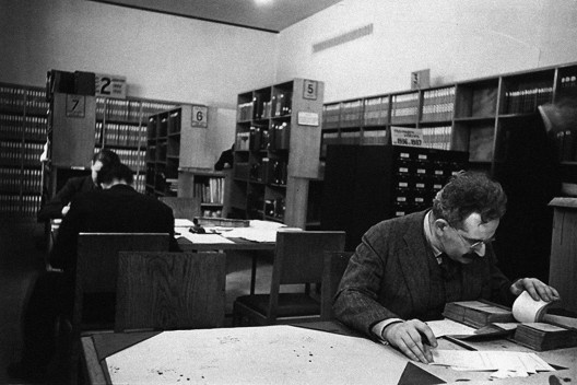 Walter Benjamin lendo na Biblioteca Nacional de Paris, 1933<br />Foto Gisèle Freund 