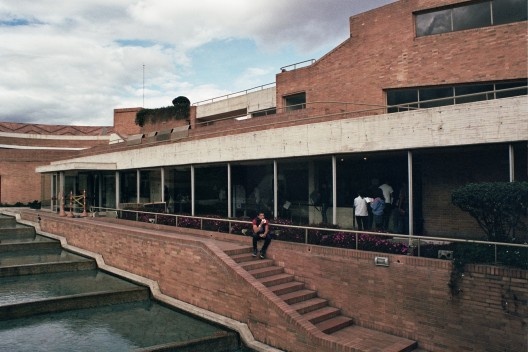 Biblioteca Virgilio Barco, Bogotá. Arq. Rogelio Salmona, 2001<br />Foto Maria Claudia Levy 