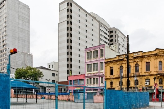 Conjunto de prédios na região central de São Paulo. Da esquerda para a direita, um Hotel, um imóvel privado, um imóvel notificado e um edifício privado com características de tombamento. À frente, um estacionamento, também enquadrado no tema deste artigo<br />Foto Rafael Ianni 
