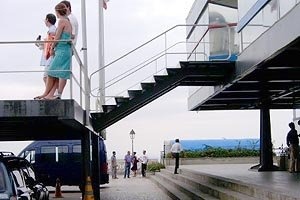 Prolongamento da escada em dois lances sobre a Praça Thomé de Souza. O acesso ao prédio se dá sob a escada<br />Foto Daniel J. Mellado Paz 