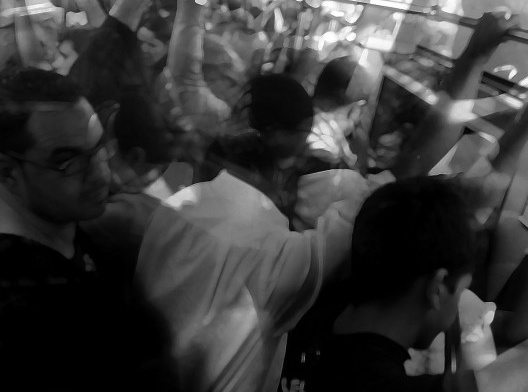Passageiros em vagão de metrô, São Paulo<br />Foto Abilio Guerra 