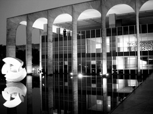 Meteoro de Bruno Giorgi, a transparência dos espaços internos durante a noite, a treliça e a varanda<br />Foto Eduardo Rossetti, 2008 