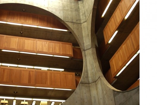 Biblioteca Phillips Exeter, Exeter NH, Estados Unidos, 1972. Arquiteto Louis I. Kahn<br />Foto Daderot  [Wikimedia Commons]