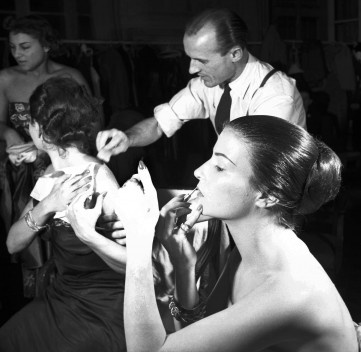 Bastidores do desfile de moda da Casa Canadá, no Copacabana Palace , Década de 1950, Odete Lara se maquiando<br />Foto Jean Manzon 