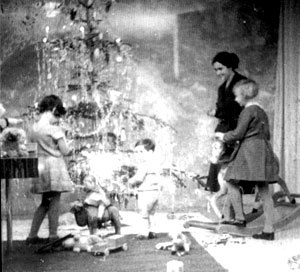 A família Tugendhat celebrando o Natal na casa [HAMMER-TUGENDHAT, Daniela; TEGETHOFF, Wolf. Ludwig Mies van der Rohe, The Tugendhat House.]