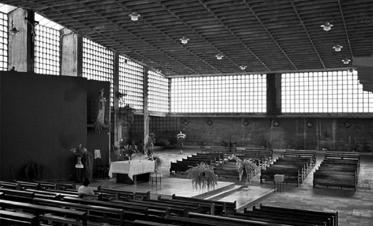 Igreja da Vila Madalena, espaço interno da nave envolvendo presbitério e plateia, São Paulo SP, 1957. Arquiteto Joaquim Guedes<br />Foto Luis Espallargas 