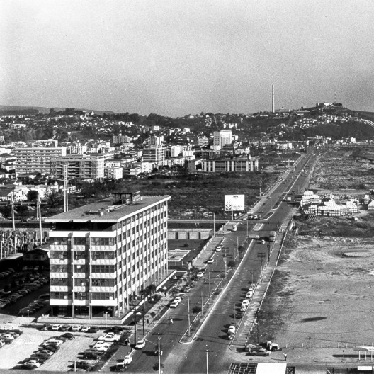 Edifício sede da Secretaria Municipal de Obras e Viação — Smov, aterro da Praia de Belas, década de 1970<br />Foto Moacyr Moojen Marques  [Acervo FAM Propar]