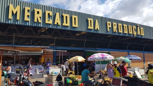 Entorno do Mercado da Podução, em Maceió, tomado por barracas de feirantes<br />Foto Juliana Michaello  [Acervo Grupo de Pesquisa Nordestanças]