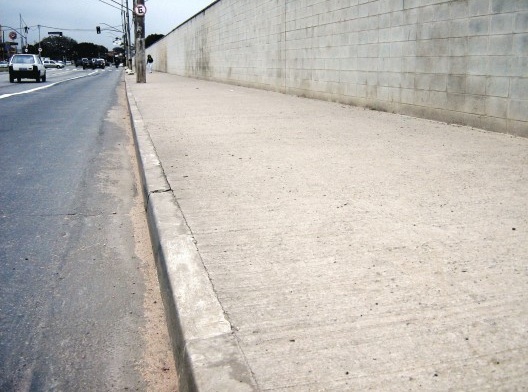 Exemplo de sarjetas e calçadas impermeabilizadas<br />Foto Álvaro Rodrigues dos Santos 