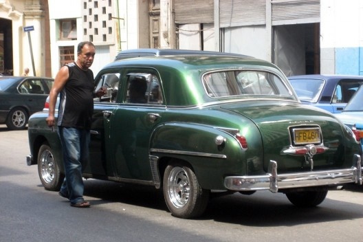 Carros velhos e taxi para turistas em Havana. 2009<br />Foto Roberto Segre 