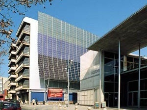 Museu da Ciência e da Técnica da Catalunha, com painel fotovoltaico, Terrassa, Espanha [ICAEN – Institut Català d'Energia]
