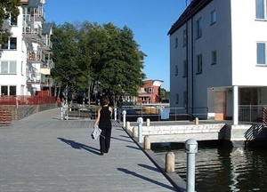 O percurso de pedestres junto ao lago faz a ligação de todo o distrito de Järla Sjö [Albins]